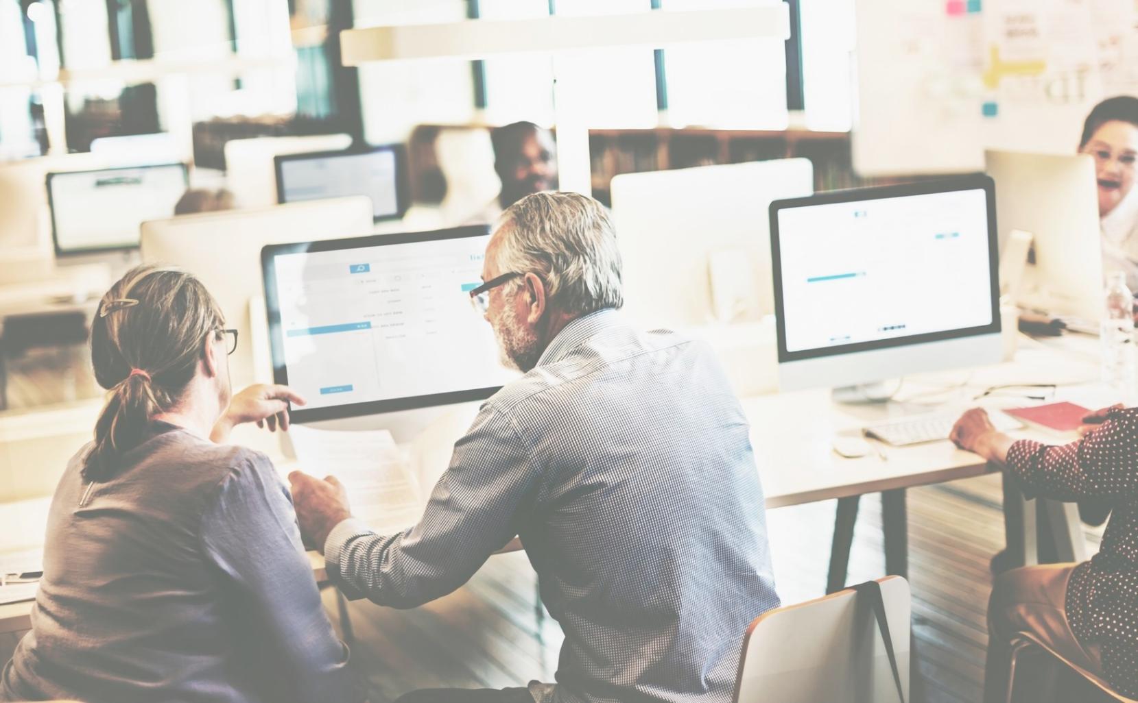 Consultant dravionexura présentant une analyse budgétaire détaillée