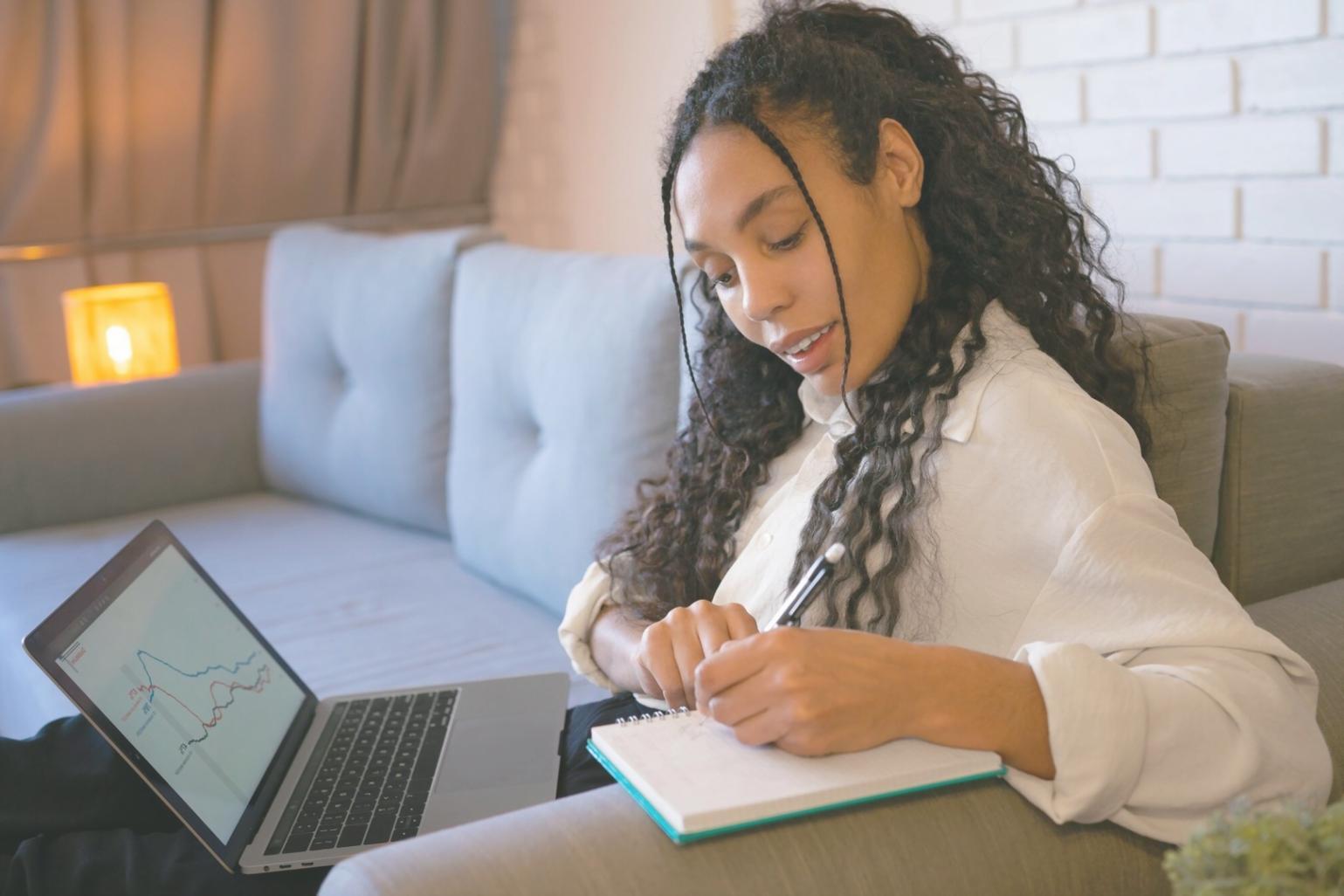 Analyse comparative de données financières sur écran d'ordinateur