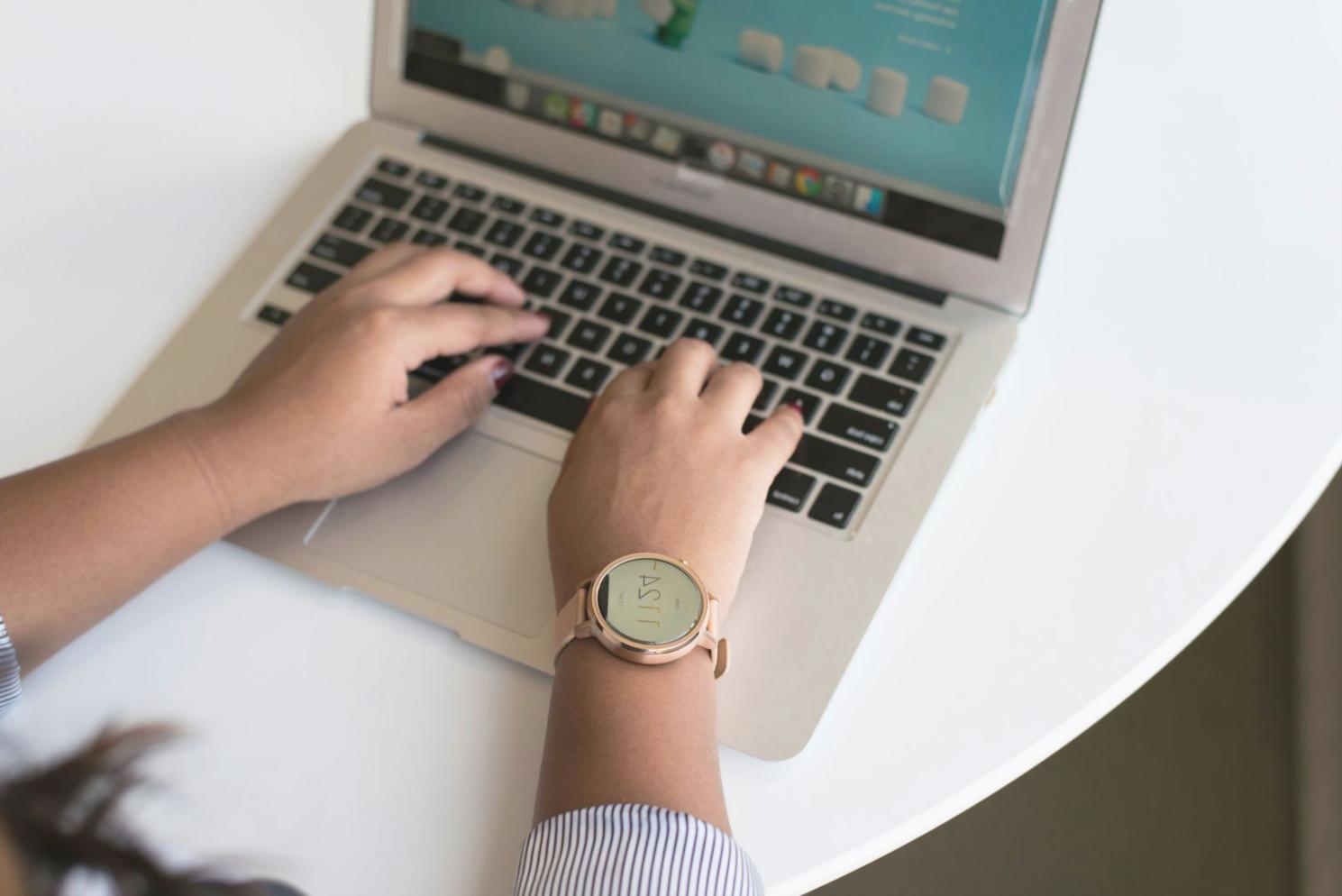 Équipe d'analystes financiers travaillant sur des rapports de benchmarking